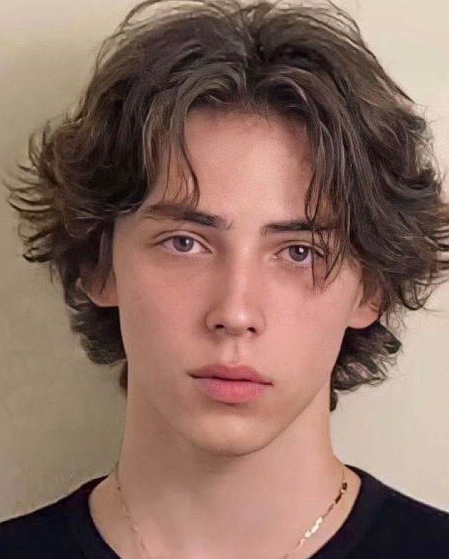 Middle part homme moderne