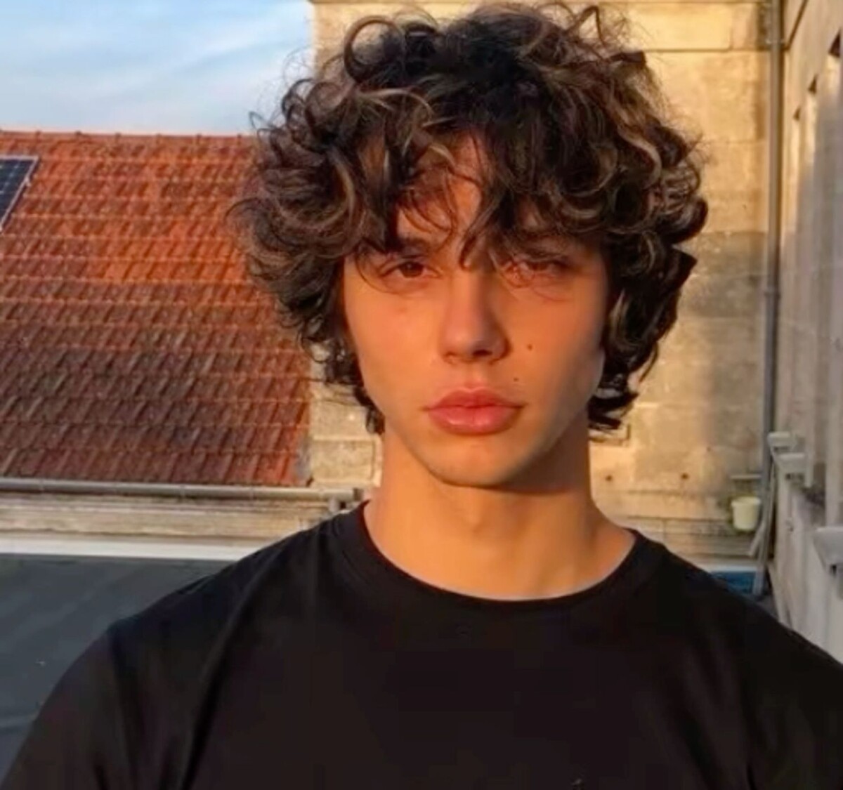 Cheveux bouclés homme volume