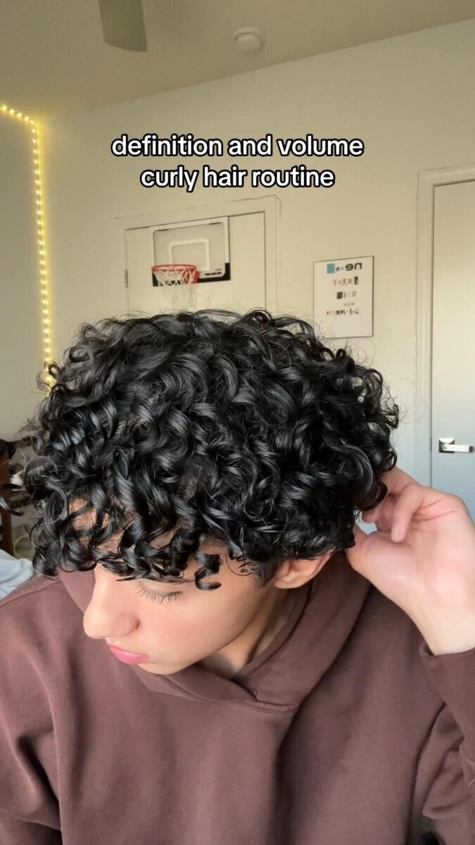 coupe homme cheveux bouclés