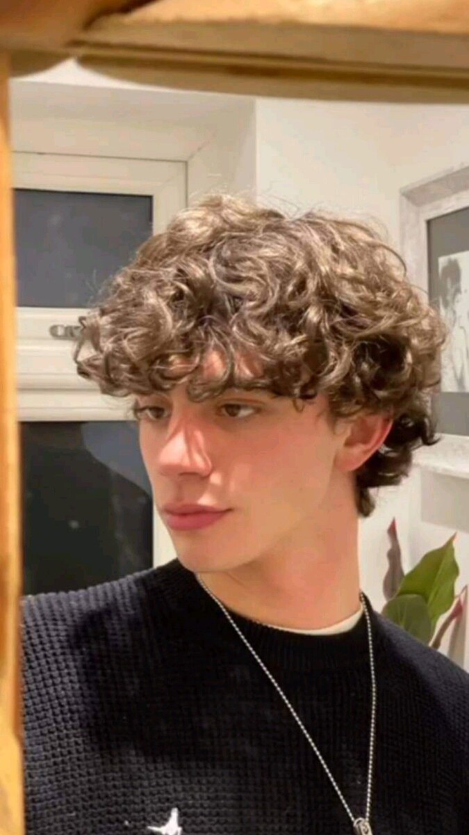 Cheveux bouclés homme volume