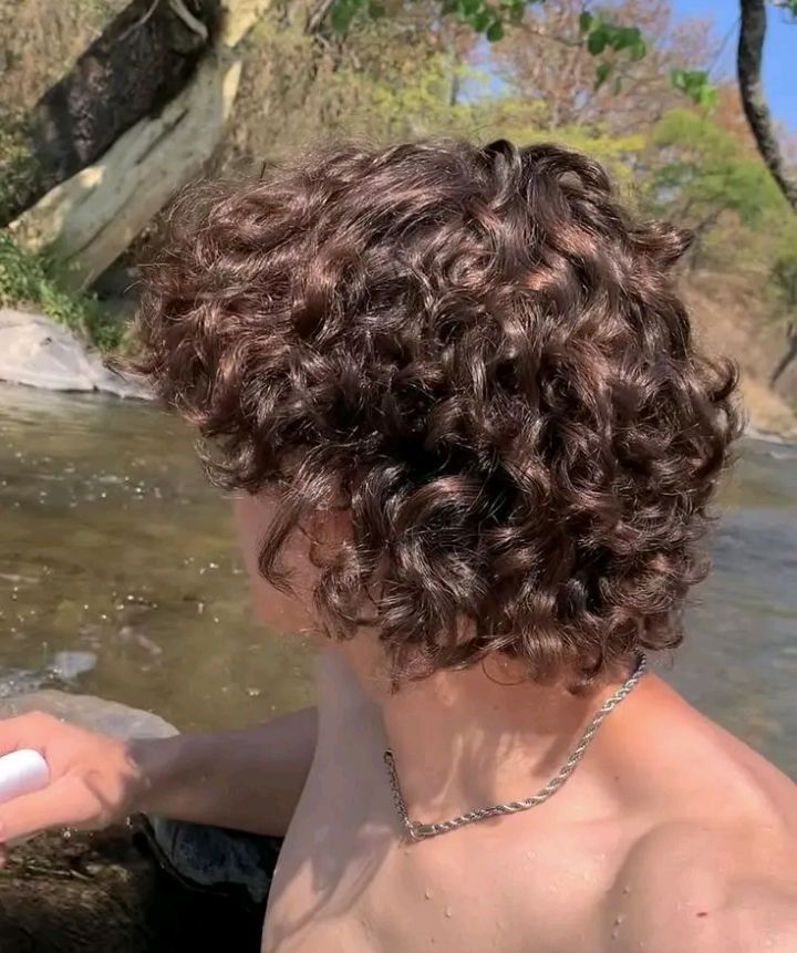 coupe homme cheveux bouclés