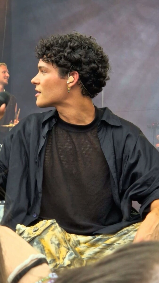 Cheveux bouclés homme volume