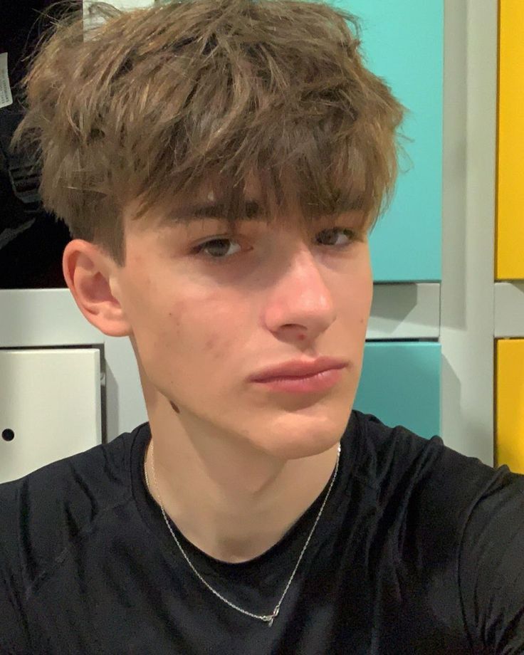 Style cheveux lisses homme