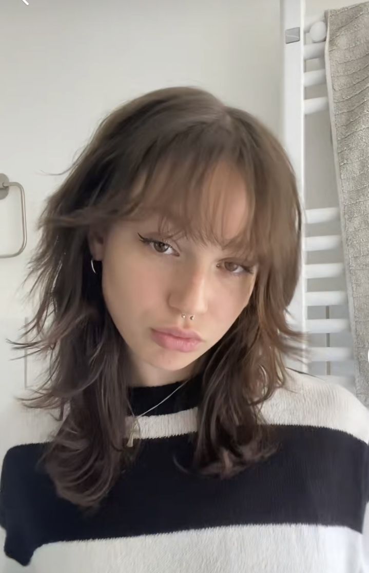 Coiffure wolf cut lisse