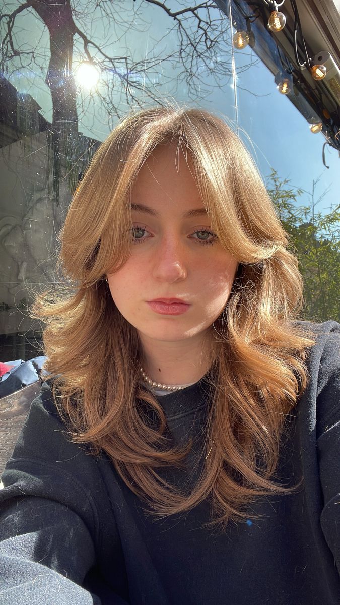 Coiffure wolf cut lisse