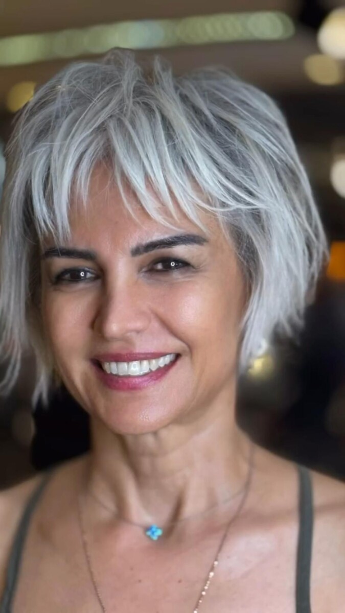 Coupe élégante cheveux gris