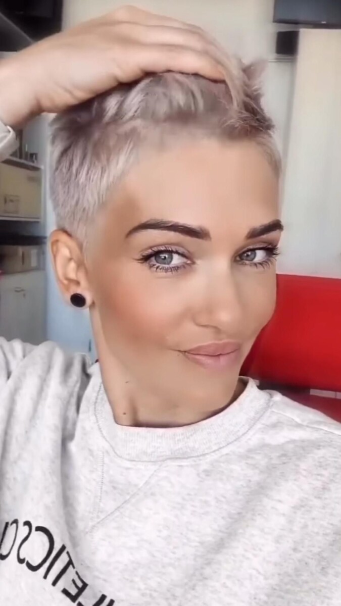 Style cheveux gris mi-court