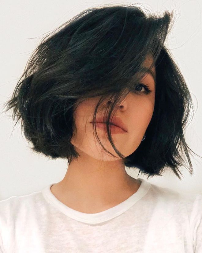 coiffure courte cheveux volumineux