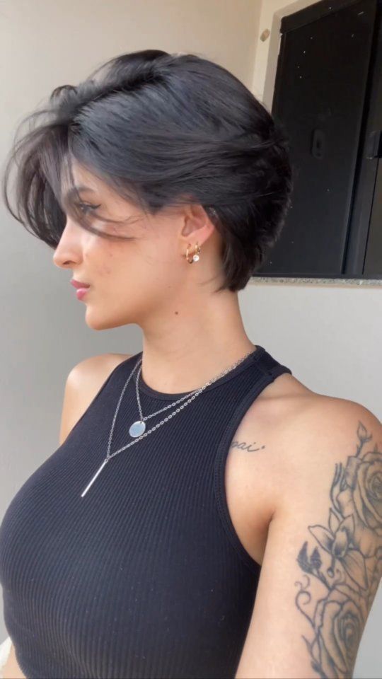 coiffure courte cheveux volumineux
