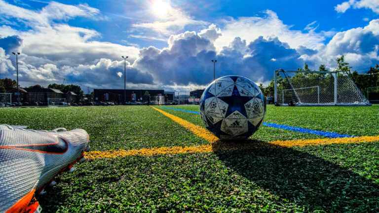 Comment bien s'équiper pour jouer au foot ?