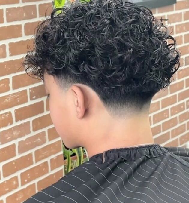 Taper cheveux bouclés homme : le fondu qui respecte la boucle