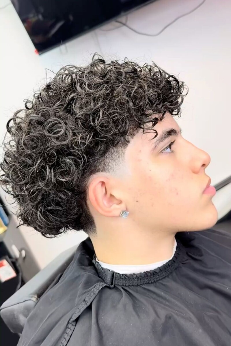 Coiffure taper homme bouclé