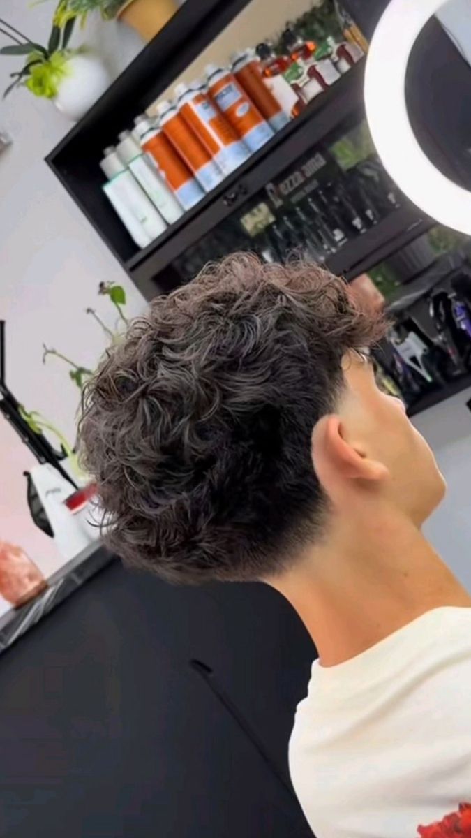 Coiffure taper homme bouclé