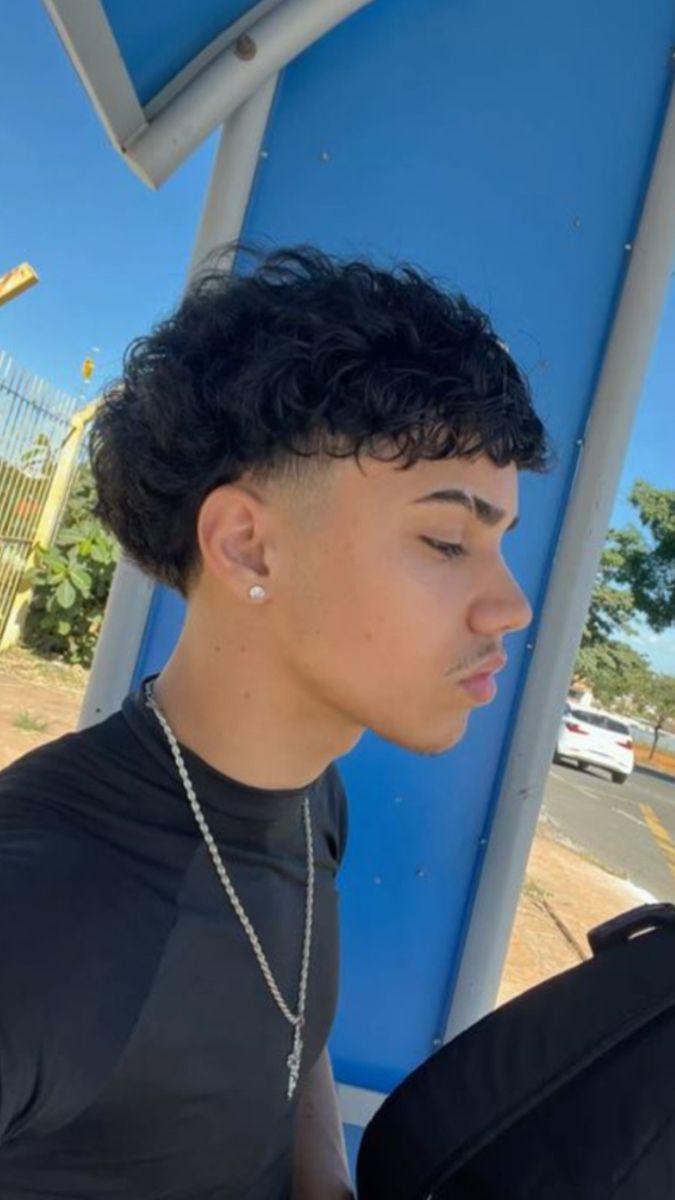 Coiffure taper homme bouclé