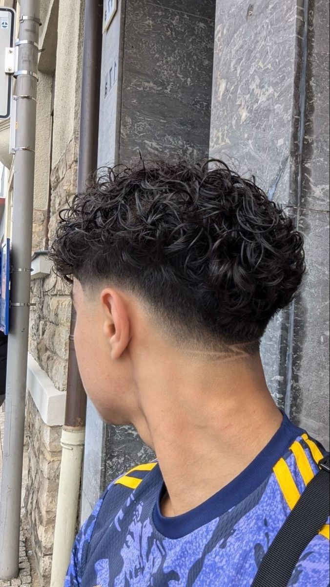 Homme coupe frisé tendance