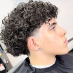 Dégradé moderne pour cheveux bouclés