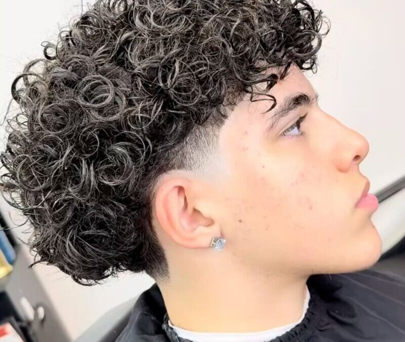 Dégradé cheveux bouclés homme : où placer la transition