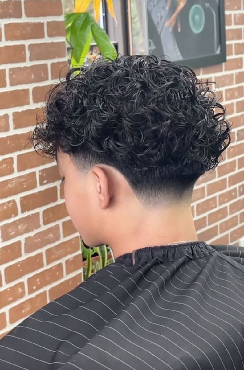 Transition dégradé cheveux bouclés homme