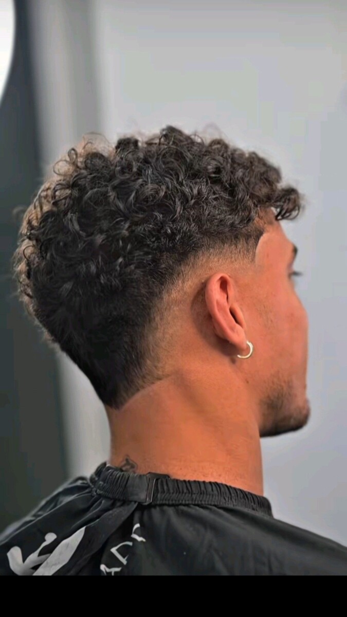 Dégradé moderne pour cheveux bouclés