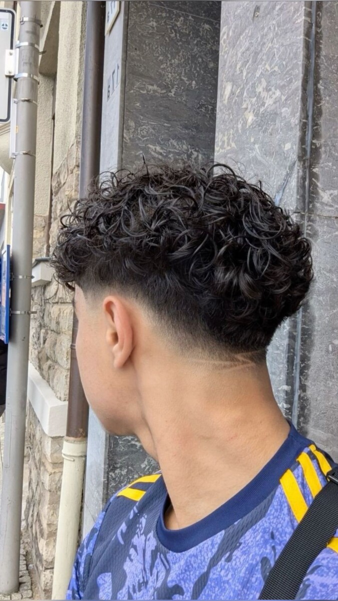 Transition dégradé cheveux bouclés homme