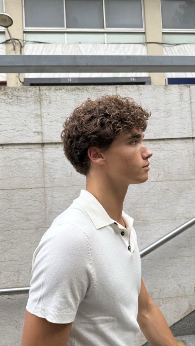 Dégradé moderne pour cheveux bouclés