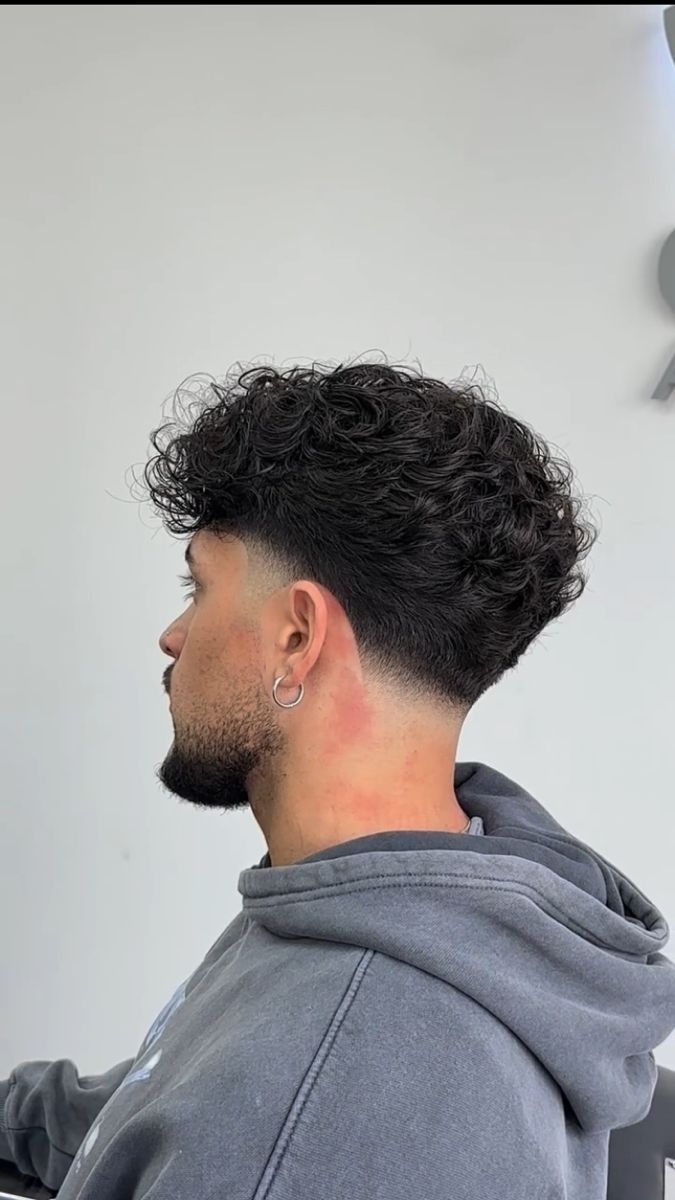 Dégradé moderne pour cheveux bouclés