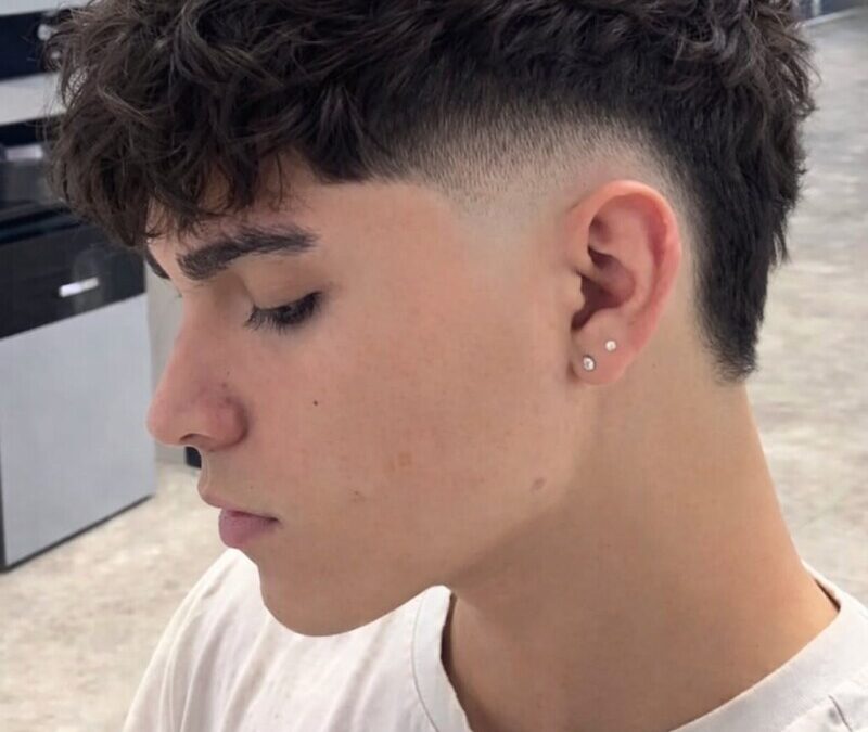 Coupe de cheveux frisé homme : 8 formes qui tiennent sans produit
