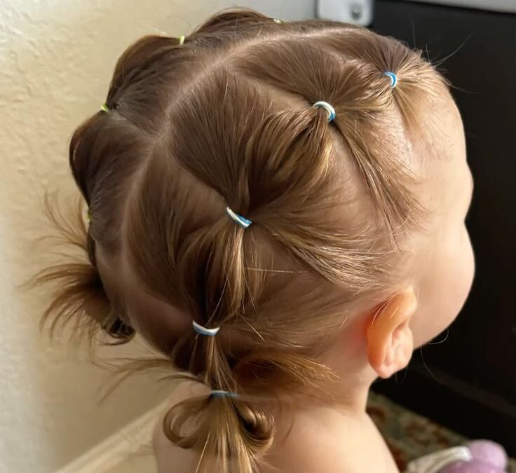 Coiffure petite fille cheveux courts : 12 idées jour après jour