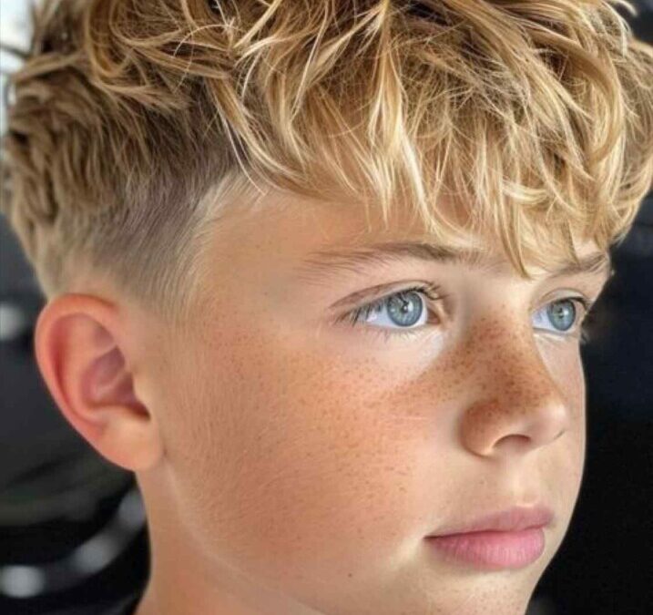 Coupe de cheveux garçon 10 ans : ce qui marche vraiment à cet âge