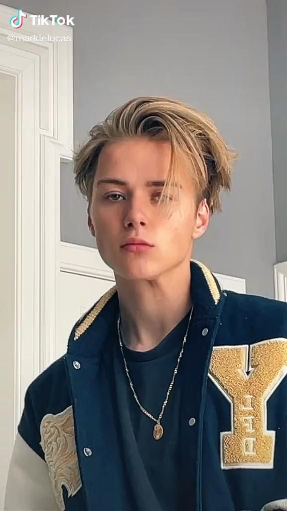 style cheveux longs garçon
