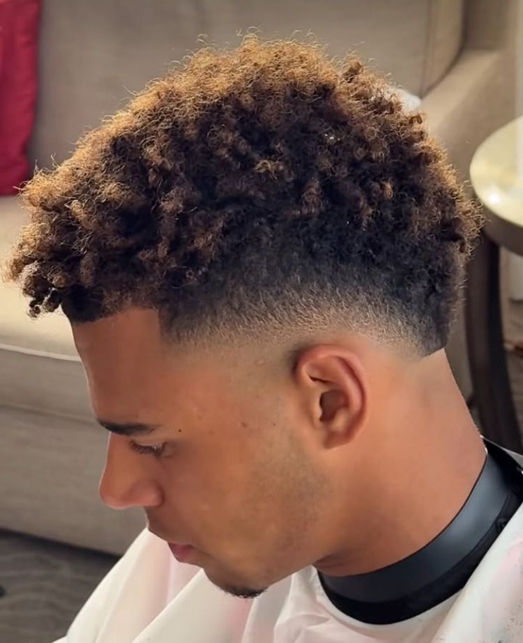 Style coupe afro dégradée