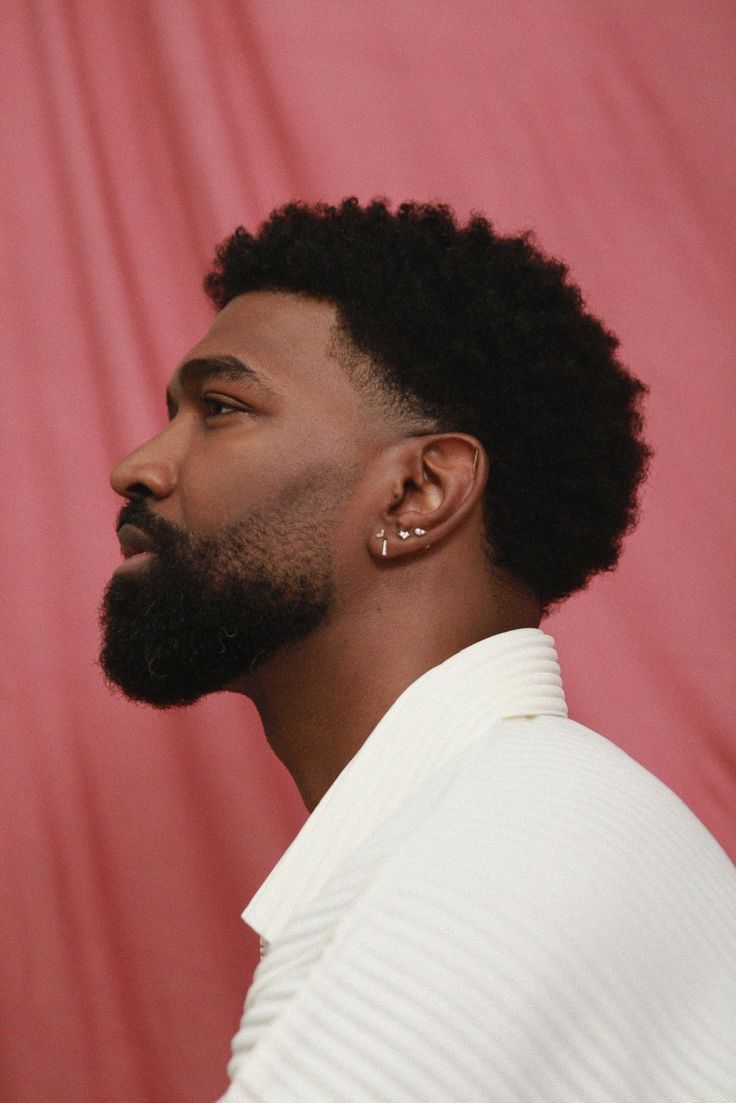 Homme avec coupe afro dégradé