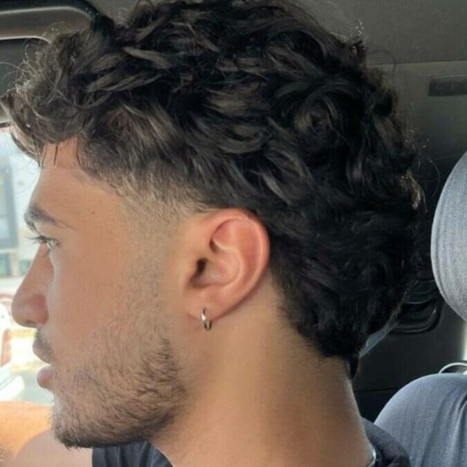 Coupe cheveux ondulés homme : dompter l’entre-deux