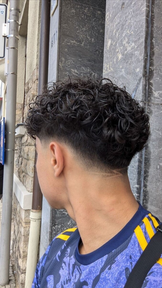 Look moderne cheveux ondulés