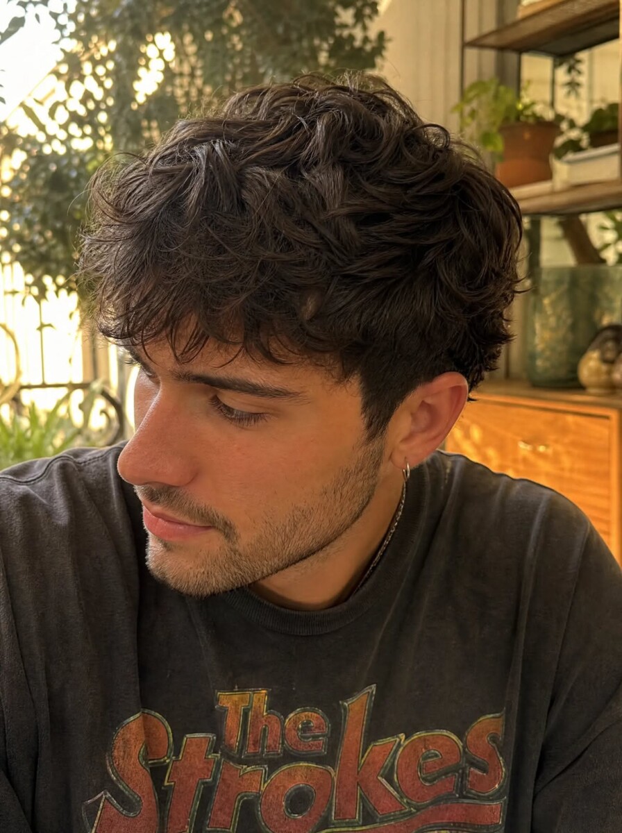 Style cheveux ondulés homme