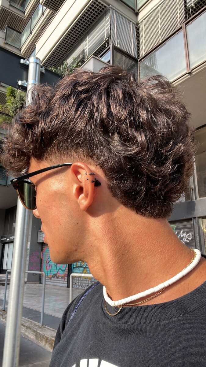 Coiffure homme cheveux ondulés