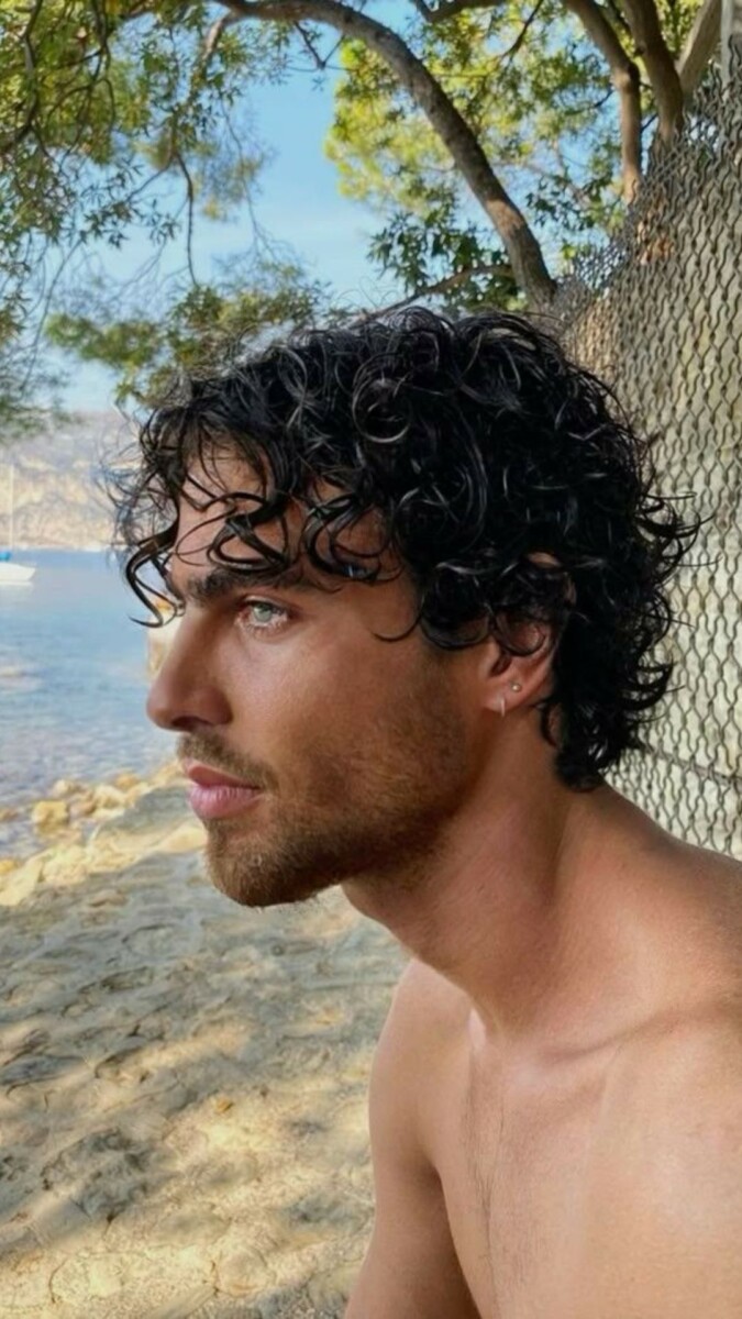 Style cheveux ondulés homme