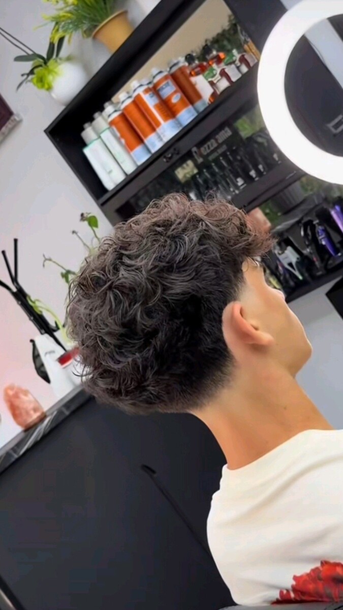 Coiffure homme cheveux ondulés