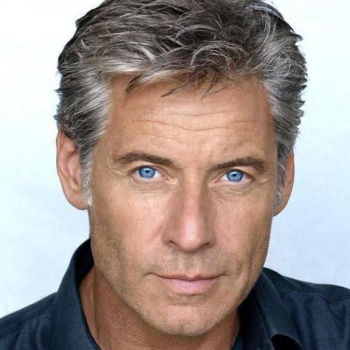 Coupe élégante senior homme