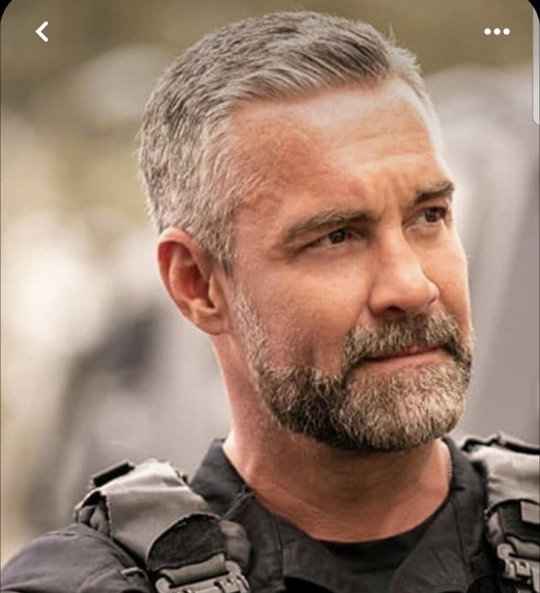 Coupe élégante senior homme